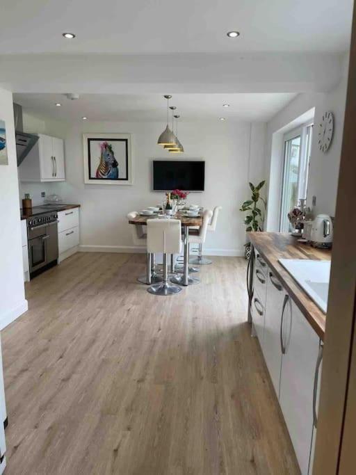 Modern 4 Bedroom House In Weymouth Sunny Corner Eksteriør billede